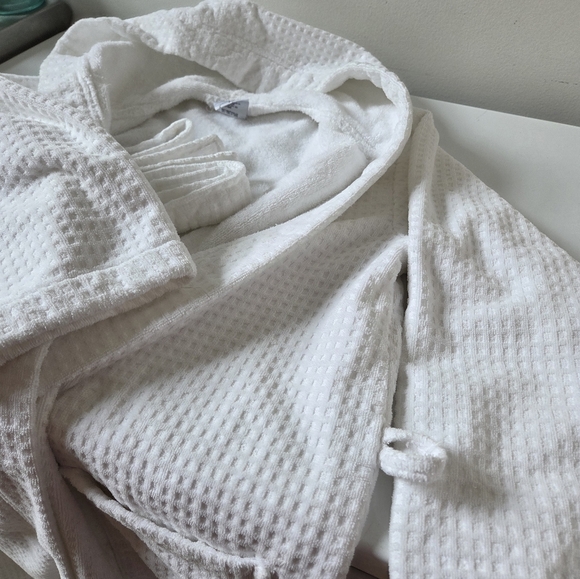 Robe - Picture 7 of 7